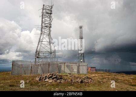 Telekommunikationsmasten auf dem Gipfel des Slieveanorra Berges, Grafschaft Antrim, Nordirland Stockfoto