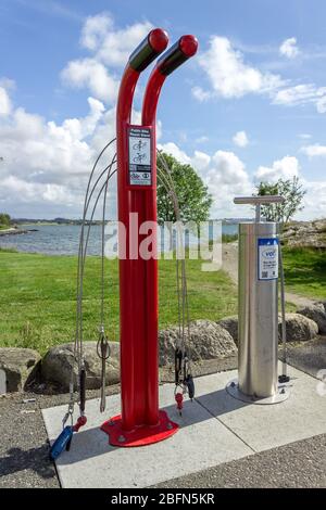 Fixtation Cyclehoop Fahrradwartungsstation, neben dem Parkplatz Sverd i Fjell, Stavanger, Norwegen Stockfoto