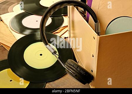 Schallplatten auf dem Tisch und Kopfhörer in Box Stockfoto