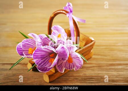 Schöne Komposition mit frischen Blumen auf Holztisch Stockfoto