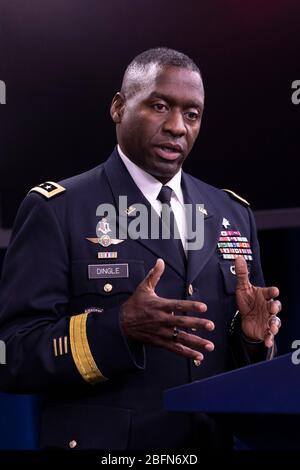 US-amerikanischer Chirurg General der Armee, LT. Gen. R. Scott Dingle, informiert Reporter über die COVID-19-Pandemie im Pentagon 16. April 2020 in Arlington, Virginia. Stockfoto