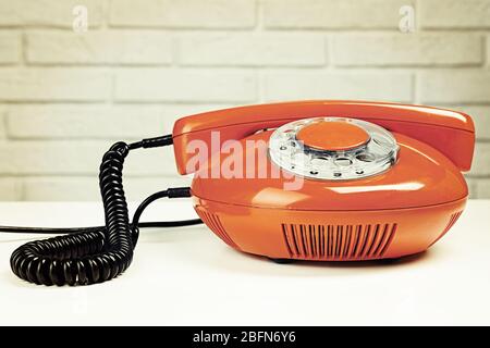 Retro-Telefon auf Wandhintergrund, Nahaufnahme Stockfoto