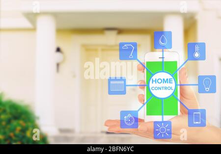 Verwenden der Smart Home-App auf dem Telefon. Smart Home Steuerungskonzept. Stockfoto