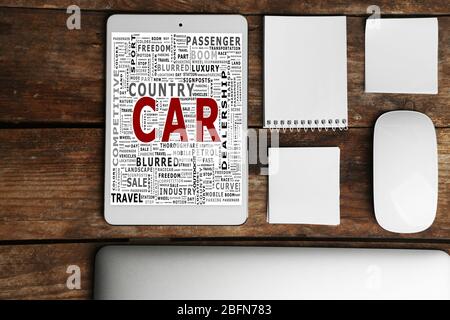 Büropapier mit Computer auf Holzhintergrund. Car Word Collage Stockfoto
