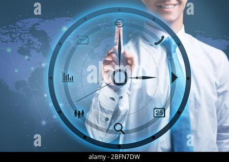 Geschäftsmann Hand drücken Zeit-Symbol auf virtuellen Bildschirm. Stockfoto