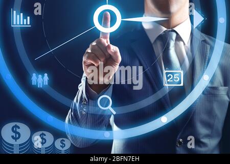 Geschäftsmann Hand drücken Zeit-Symbol auf virtuellen Bildschirm. Stockfoto