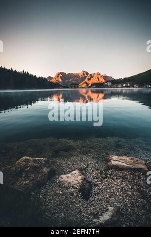 Glühende Dolomiten Bergspitzen bei Sonnenaufgang über den Lago Misurina in Italien. Stockfoto