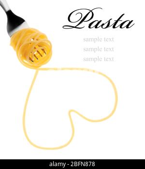 Gabel und Herz aus leckeren Spaghetti. Wort PASTA auf weißem Hintergrund. Italienisches Speisekonzept. Stockfoto