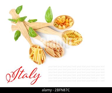 Holzlöffel mit verschiedenen Nudeln auf weißem Hintergrund. Wort ITALIEN. Italienisches Speisekonzept. Stockfoto