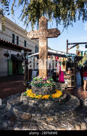 Geschnitztes Holzkreuz, das an Felipe de Neve, Gouverneur von Spanish California, Olvera Street, Los Angeles Plaza Historic District, Los Angeles, CA erinnert Stockfoto