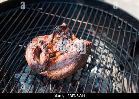 Großes Stück gebratenes Rindfleisch Herz auf Holzkohle bbq Kochgitter Stockfoto