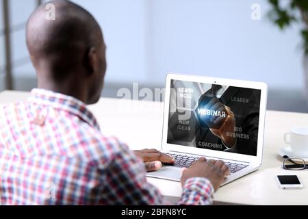 Man-Videokonferenzen auf Laptop. Webinar und Beratung online. Modernes Business-Technologie-Konzept. Stockfoto