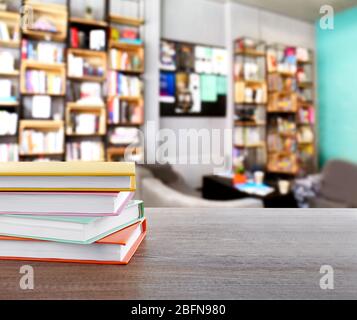 Stapel der Bücher auf dem Tisch in der Bibliothek Stockfoto