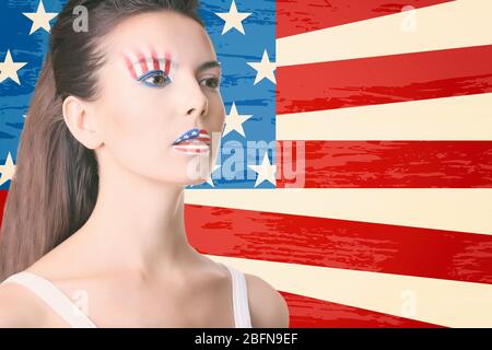 Junge Frau mit kreativem Make-up auf USA Flagge Hintergrund Stockfoto