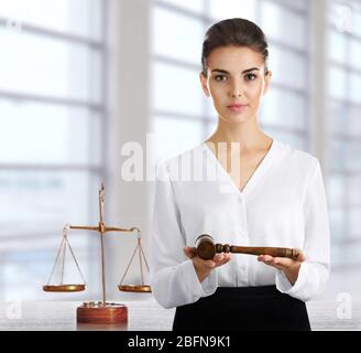 Frau mit Richter gavel im Büro. Recht und Gerechtigkeit Konzept. Stockfoto