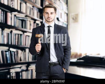 Mann mit Richter gavel im Büro. Recht und Gerechtigkeit Konzept. Stockfoto