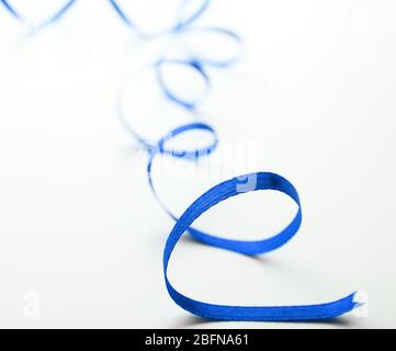 Festliches Band auf weißem Hintergrund Stockfoto