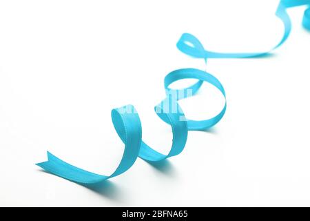 Festliches Band auf weißem Hintergrund Stockfoto