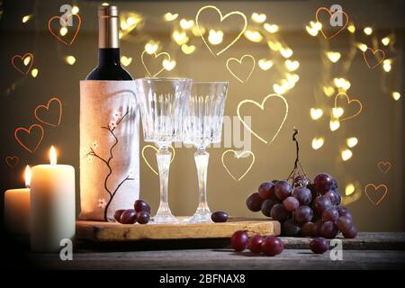 Gläser und Flasche Wein auf dem Tisch. Konzept für Valentinstag-Feier. Stockfoto