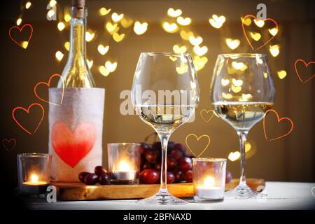 Gläser und Flasche Wein auf dem Tisch. Konzept für Valentinstag-Feier. Stockfoto