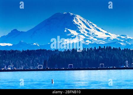 { 90 Bridge Lake Washington Snow Capped Mount Rainer Mountains Seattle Washington Stockfoto