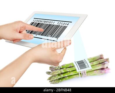 Frau mit Anwendung zum Scannen Barcode, Nahaufnahme. Weißer Hintergrund Stockfoto