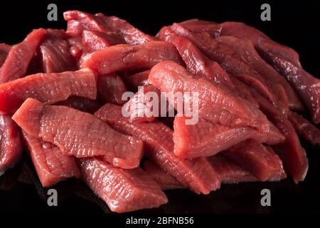 Stücke von rohem Fleisch. Zutaten zum Kochen. Lamm, Schwein, Rind, Lamm. Landwirtschaft, umweltfreundliche Produktion Stockfoto