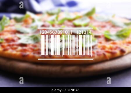 Barcode auf unscharfer Pizza Hintergrund. Groß- und Einzelhandelskonzept. Stockfoto