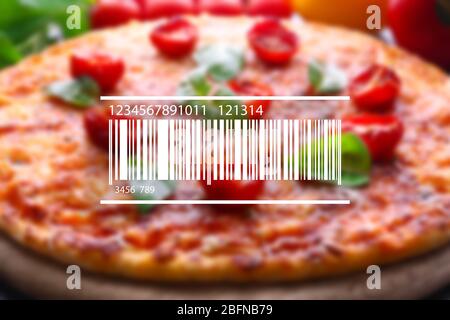 Barcode auf unscharfer Pizza Hintergrund. Groß- und Einzelhandelskonzept. Stockfoto