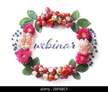 Rahmen von Blumen und Beeren mit Wort WEBINAR auf weißem Hintergrund. Floristin und Blumendesign Tutorial Konzept. Stockfoto
