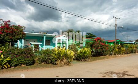 Bunt bemalte Bungalows in einer Wohnstraße in Viñales (Vinales), Region Pinar del Rio, Kuba Stockfoto