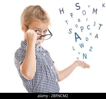 Kleines Mädchen in Brille und Buchstaben auf weißem Hintergrund. Logopädie-Konzept Stockfoto