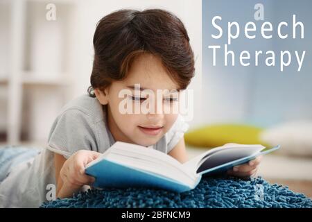 Kleiner Junge mit Buch zu Hause. Text SPRACHTHERAPIE auf Hintergrund Stockfoto