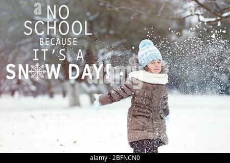 Kleines Mädchen im Freien spielen. Text KEINE SCHULE, WEIL ES EIN SCHNEETAG auf Hintergrund ist Stockfoto