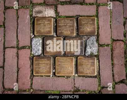 Gouda, Niederlande - April 2015: Gedenkstätten für Holocaust-Opfer mit "Stolpersteinen" Stockfoto