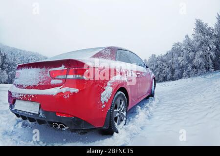 Auto auf Winter Landschaft Hintergrund Stockfoto