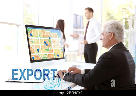 Logistikkonzept. Mann, der mit dem Computer arbeitet. Word-EXPORT im Hintergrund Stockfoto