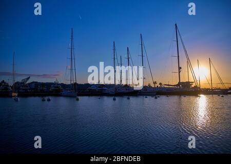 Sonnenaufgang am Hafen von Valencia Stockfoto