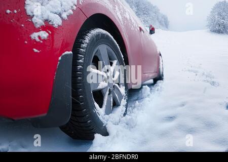 Auto auf Landstraße im Winter Stockfoto