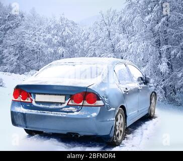 Auto auf Winter Landschaft Hintergrund Stockfoto
