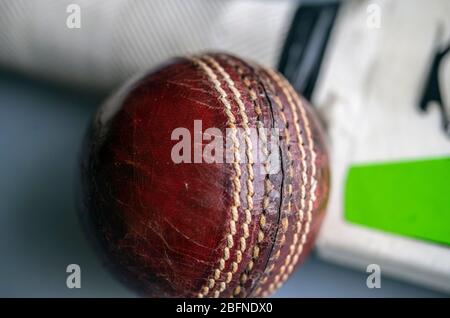 Cricket-Schläger und ball Stockfoto