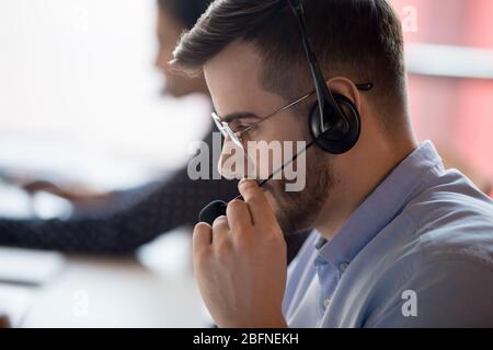 Callcenter-Mitarbeiter in Nahaufnahme, die über das Mikrofon mit dem Client chatten Stockfoto