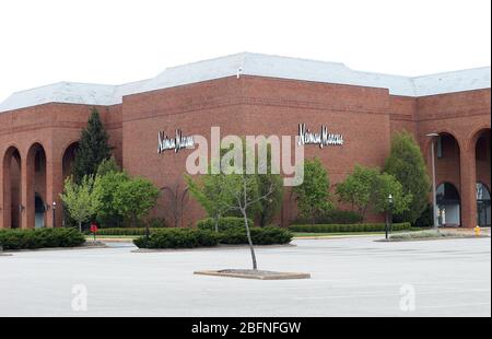 Frontenac, Usa. April 2020. Der Neiman Marcus-Laden in der Plaza Frontenac bleibt während der Selbstquarantäne in Frontenac, Missouri am Sonntag, den 19. April 2020, geschlossen. Frühe Berichte sagen, Neiman Marcus bereitet sich darauf vor, innerhalb von ein paar Tagen den Konkursschutz zu suchen. Fast alle Neiman Marcus 14,000 Mitarbeiter in ihren 43 Filialen wurden ausgefeilt. Foto von Bill Greenblatt/UPI Quelle: UPI/Alamy Live News Stockfoto