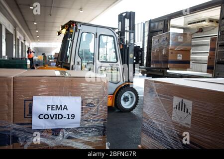 Die in Südkorea hergestellten COVID-19, Coronavirus-Testkits werden auf Flugzeuge in die Vereinigten Staaten geladen 14. April 2020 in Seoul, Südkorea. FEMA hat mit einem Hersteller in Südkorea einen Auftrag zur Lieferung von rund 7,500 COVID-19 Testsätzen erteilt. Jedes Kit hat die Fähigkeit, 100 Personen zu testen. Stockfoto