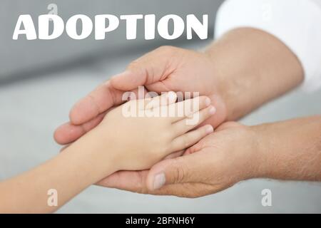 Konzept der Einführung. Großvater hält Hand des Enkelkindes Stockfoto