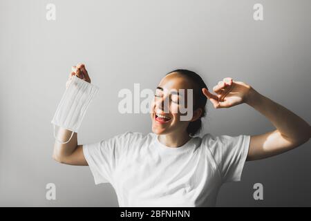 Beendigung der Pandemie des Coronavirus. Glücklich erholt Patient mit medizinischer Maske glücklich. Ende der Covid-19-Epidemie. Stockfoto