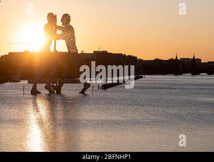 Berlin, Deutschland. April 2020. Die Sonne geht hinter Molecule man auf der Spree unter. Quelle: Fabian Sommer/dpa/Alamy Live News Stockfoto