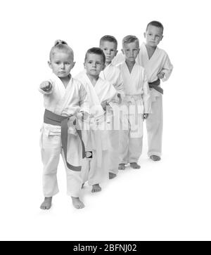 Kleine Kinder üben Karate auf weißem Hintergrund Stockfoto