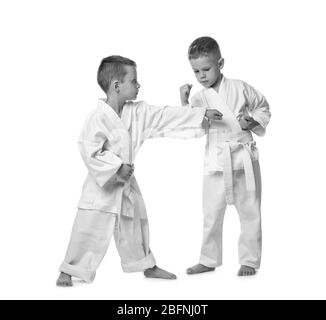 Kleine Kinder üben Karate auf weißem Hintergrund Stockfoto