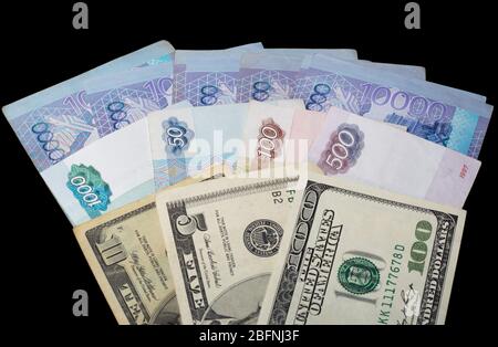 Kasachstan Tenge, russische Rubel, US-Dollar. Geldwechsel, internationale Beziehungen. Dollar-Kurs. Banknoten verschiedener Länder Stockfoto